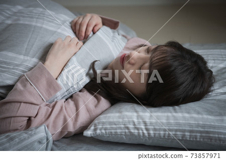 睡覺的女人/睡眠，睡個好覺的形象 73857971