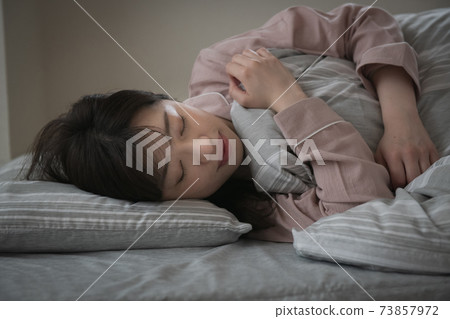 睡覺的女人/睡眠，睡個好覺的形象 73857972