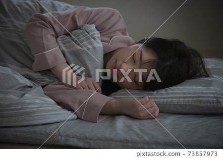 睡覺的女人/睡眠，睡個好覺的形象 73857973