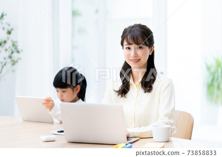 Women (mother and child) teleworking while raising children Women (mother and child) teleworking while raising children 73858833