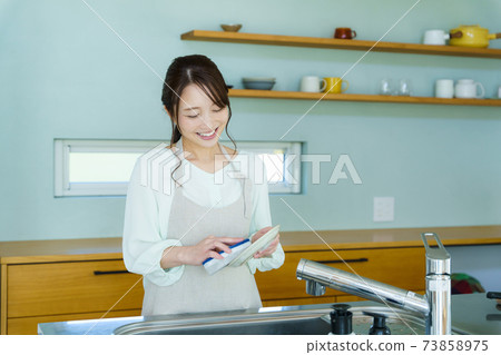 女主婦洗碗的形象 73858975