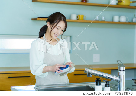 女主婦洗碗的形象 女主婦洗碗的形象 73858976