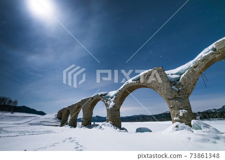 陶星別河大橋在繁星點點的天空 73861348