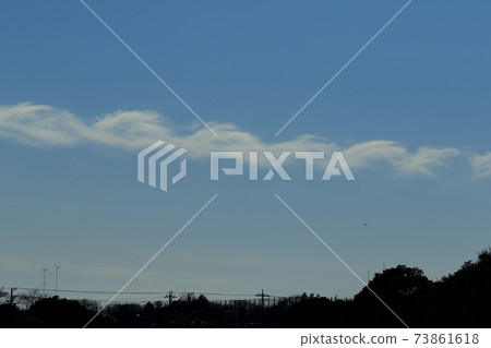 Natural weather contrails, clouds shaped like twisted strings that appeared in the blue sky in winter ② Natural weather contrails, clouds shaped like twisted strings that appeared in the blue sky in winter ② 73861618