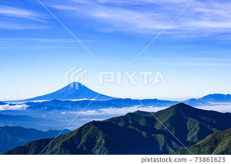 晴朗的天空和富士山和山脈的輪廓 晴朗的天空和富士山和山脈的輪廓 73861623