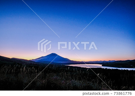 山梨縣全景的山中湖和富士山在山梨縣立 山梨縣全景的山中湖和富士山在山梨縣立 73861776