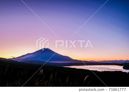 山梨縣全景的山中湖和富士山在山梨縣立 山梨縣全景的山中湖和富士山在山梨縣立 73861777