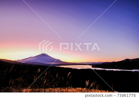 山梨縣全景的山中湖和富士山在山梨縣立 山梨縣全景的山中湖和富士山在山梨縣立 73861778