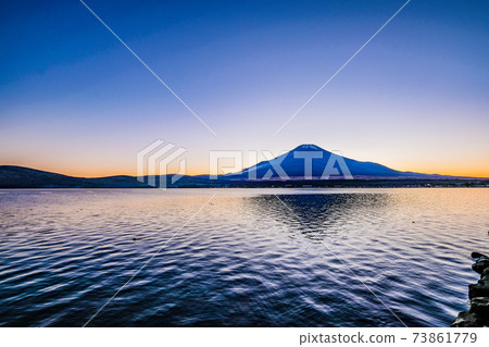 Lake Yamanaka and Mt. Fuji in Yamanashi Prefecture Lake Yamanaka and Mt. Fuji in Yamanashi Prefecture 73861779