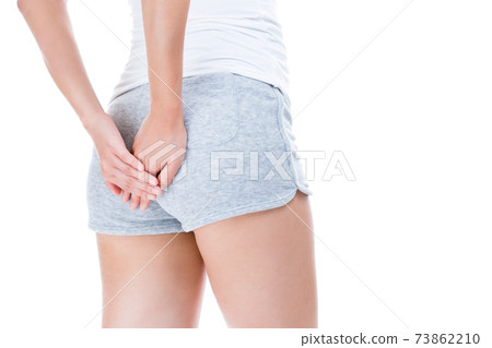 A woman who keeps her buttocks. 73862210