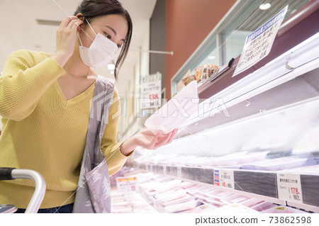 戴著面具在超市肉角購物的女性顧客 戴著面具在超市肉角購物的女性顧客 73862598