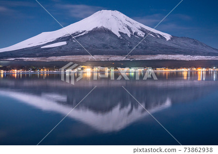 《Yamanashi Prefecture》 Mt. Fuji with heavy snowfall, Lake Yamanaka at night 《Yamanashi Prefecture》 Mt. Fuji with heavy snowfall, Lake Yamanaka at night 73862938