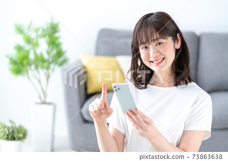 看智能手機的少婦 看智能手機的少婦 73863638