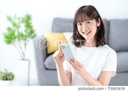 看智能手機的少婦 看智能手機的少婦 73863639