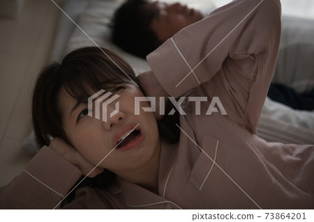 因丈夫打呼is而麻煩的女人的形象 73864201