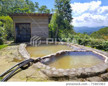 位於那須山三多谷屋溫泉山間小屋/煙鋪店的露天浴池和更衣室 73865963