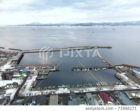 冬季北海道函館市函館町函館漁港雪景鳥瞰圖 冬季北海道函館市函館町函館漁港雪景鳥瞰圖 73866271