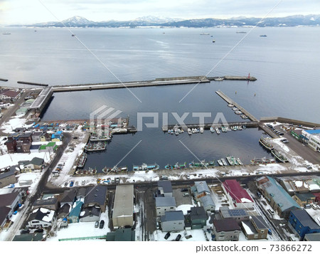 冬季北海道函館市函館町函館漁港雪景鳥瞰圖 冬季北海道函館市函館町函館漁港雪景鳥瞰圖 73866272