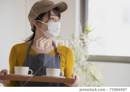戴著面具的咖啡廳店員/客戶服務業務的形象 戴著面具的咖啡廳店員/客戶服務業務的形象 73866997