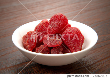 Dry strawberry 73867004