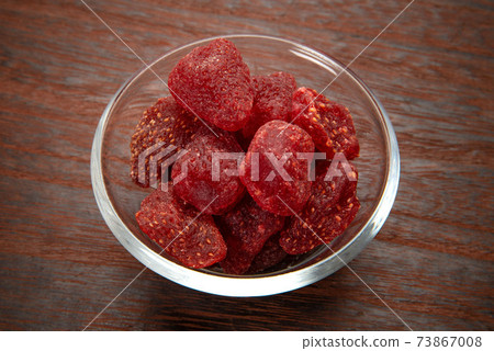 Dry strawberry Dry strawberry 73867008