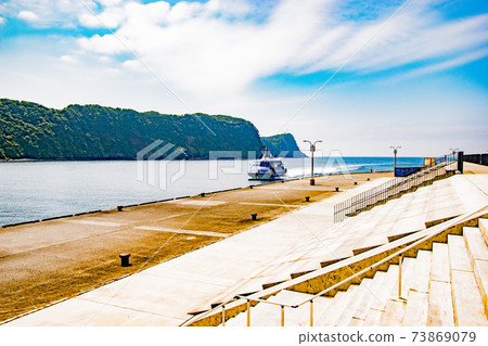 晴天的大岡伊豆大島岡田港噴氣船平台的風景 73869079