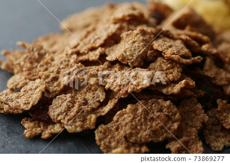 各種穀物，麥片和牛奶什錦早餐放在藍色的背景 73869277