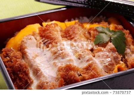 肉餅重量的炸豬排雞蛋裝在一個沉重的盒子裡 肉餅重量的炸豬排雞蛋裝在一個沉重的盒子裡 73870737