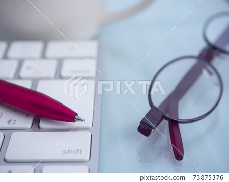 Business image · glasses · keyboard · female 73875376