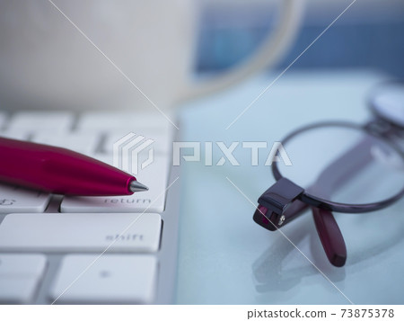 Business image · glasses · keyboard · female 73875378