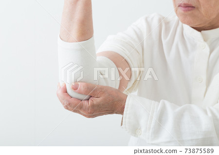 拿著手肘的資深婦女 拿著手肘的資深婦女 73875589