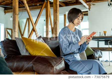 一個女人使用電腦 73875679