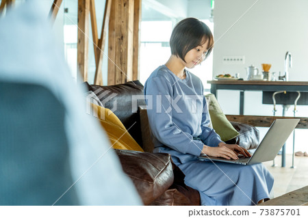 一個女人使用電腦 73875701