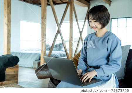 一個女人使用電腦 一個女人使用電腦 73875706