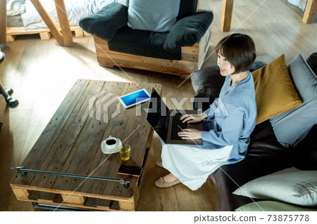 一個女人使用電腦 73875778
