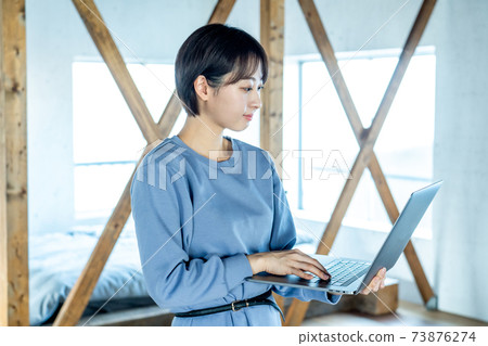 一個女人使用電腦 一個女人使用電腦 73876274