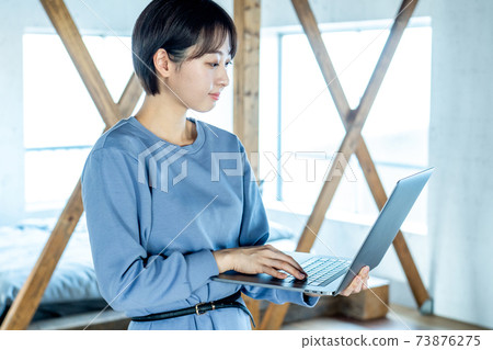 一個女人使用電腦 一個女人使用電腦 73876275
