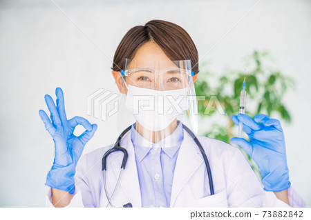 拿著注射器時打好標記的醫生 73882842