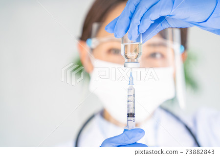 醫生用注射器從小瓶拉疫苗 73882843