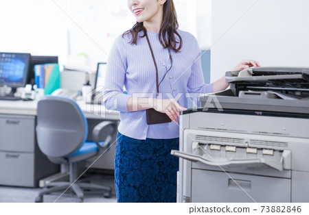 女僱員在辦公室裡製作副本 73882846
