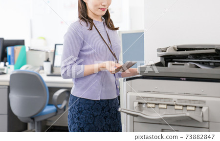 女僱員在辦公室裡製作副本 73882847