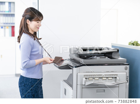 女僱員在辦公室裡製作副本 73882848