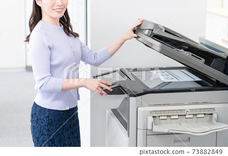 女僱員在辦公室裡製作副本 73882849