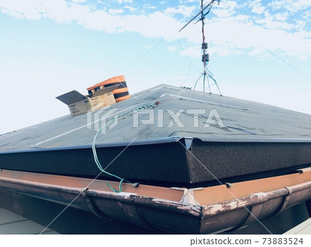 屋頂維修,裝訂線,玩具維修,瓦,板岩,蓋屋頂的人,建築,二樓 屋頂維修,裝訂線,玩具維修,瓦,板岩,蓋屋頂的人,建築,二樓 73883524