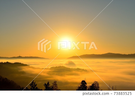 雲彩海在Kameoka盆地的 73883525