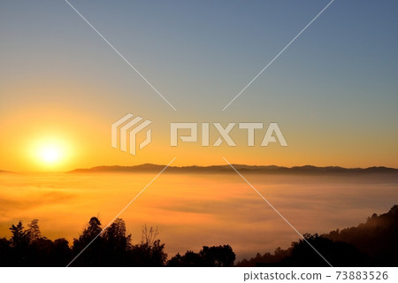 雲彩海在Kameoka盆地的 雲彩海在Kameoka盆地的 73883526