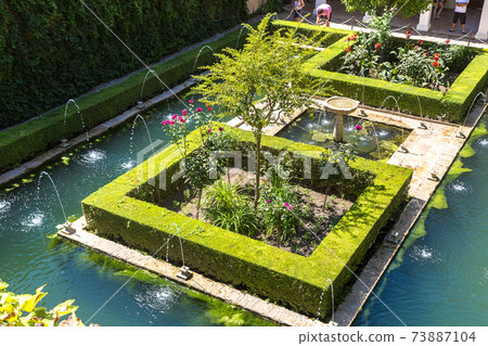 Gardens and fountains in Alhambra palace 73887104