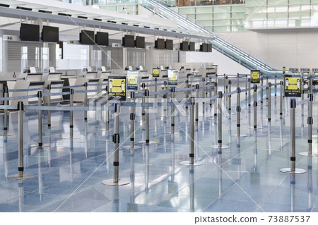 [Haneda Airport Terminal 3 Departure Lobby Declaring an Emergency] 73887537