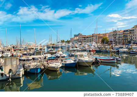 Yachts anchored in port in Cannes Yachts anchored in port in Cannes 73889407