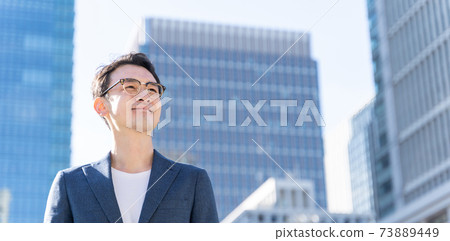 站立在辦公室鎮的商人 73889449